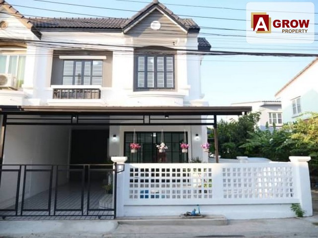 หมู่บ้านบุศรินทร์ หลังมุม ถนนบ้านกล้วย บางบัวทอง นนทบุรีที่ตั้ง : ถนนบ้านกล้วย ต.บางรักพัฒนา อ.บางบัวทอง นนทบุรีรหัสทรัพย์ : AGT00309ราคาขาย 2,890,000 บาท - บ้านหันทิศใต้- พื้นที่ 31.5 ตารางวา หลังมุม- 3 ห้องนอน - 2 ห้องน้ำ- 1 ห้องครัว- 1 ที่จอด จุดเด่น : - บ้านรีโนเวทใหม่พร้อมอยู่ ทำหลังคาหน้าบ้านใหม่ ปูกระเบื้องใหม่ เปลี่ยนสุขภัณฑ์ใหม่ ทำเคาน์เตอร์ห้องครัวใหม่ ซิ้งค์ล้างพร้อมใช