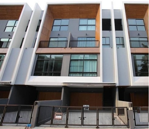 ให้เช่าทาวน์โฮม 3.5 ชั้น โครงการ อาร์เดน พัฒนาการ 20 Arden Pattanakarn 20 ใกล้ทางด่วน ใกล้เอกมัย ทองหล่อ 
