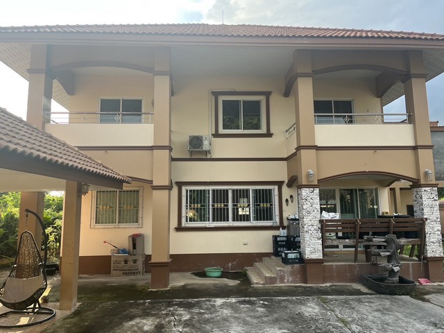 ขายบ้านเดี่ยว 2 ชั้น แยกแอบขาน ตำบลหางดง อำเภอหางดง จังหวัดเชียงใหม่##รายละเอียดและที่ตั้งทรัพย์-บ้านเดี่ยว 2 ชั้น ขนาด 161 ตารางวา(พร้อมที่งอก) จำนวน 4 ห้องนอน 3 ห้องน้ำพร้อมแยกออฟฟิศ 1 ห้องนอน 1 ห้องน้ำ มีห้องออกกำลังกาย ที่จอดรถ 2 คัน-ตั้งอยู่ใกล้แยกแอบขาน ใกล้ถนนคันคลอง ตลาดหางดง ตำบลหางดง อำเภอหางดง จังหวัดเชียงใหม่-แถมแอร์ 5 ตัว เครื่องทำน้ำอุ่น ปั๊มน้ำ ประตูร