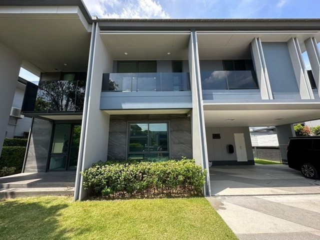 สนใจนัดชมหรือ ขอข้อมูลเพิ่มเติมได้ที่ติดต่อ: คุณจอย ดลดากรTel : 099-394-4956ID line : realtor4956 คลิก https://line.me/ti/p/AYZL4SLc2K________________________________________ขายหมู่บ้านเศรษฐสิริ เฟส 2 ซอยกรุงเทพกรีฑา 15/1ราคา 28,900,000 บาท  รายละเอียดหมู่บ้าน : เศรษฐสิริ กรุงเทพกรีฑาตัดใหม่ประเภท : บ้านเดี่ยวตำแหน่งบ้าน : ซอยกรุงเทพกรีฑา 15/1จำนวนชั้น : 2 ชั้นขนาด : 90 ตารางวาพื้นที่ใช้สอย : 273 ตรม.จำนวนห้อง : 4 ห้องนอน ห้องน้ำ : 4 น้ำห้องแม่บ้าน : 1 ห้