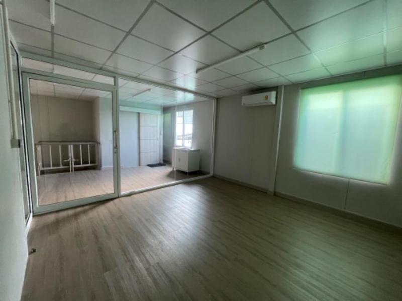 EPL-WH0633 ให้เช่าสำนักงานออฟฟิศพร้อมโกดัง สี่แยกศรีอุดม ใกล้ซีคอน พื้นที่ใช้สอยรวม 360 ตารางเมตร 3 ห้องน้ำ ใกล้รถไฟฟ้า MRTสายสีเหลือง