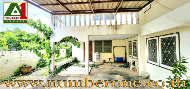 บ้าน สกุลชัย 56 ตร.วา 0 Ngan 0 RAI 7 ห้องนอน 4 Bathroom 4500000 B. ใกล้ ปากซอยจรัลสนิทวงศ์ 75 ติดกับรถไฟฟ้า MRT ใกล้กับสถานีสิรินธรและสถานีบางอ้อ ติดกับวัดภาณุรังษี ใกล้เซ็นทรัลปิ่นเกล้า พาต้าปิ่นเกล้า โรงพยาบาลเจ้าพระยา  ใกล้โรงเรียนเขมะสิริอนุสสรณ์ โรงเรียนสตรีบูรณวิทย์ โรงเรียนธรรมภิรักษ์ เป็นแหล่งชุมชน มีแหล่งอำนวยความสะด สวยมาก ทำเลดีมาก การเดินทางสะดวกสบาย เข้าออกได้หลายเส้นทาง ทั้งทางถนนบรมราชชนนี ถนนสิรินธร ถนนบางกรวย-ไทรน้อย และถนนจรัลสนิทวงศ์