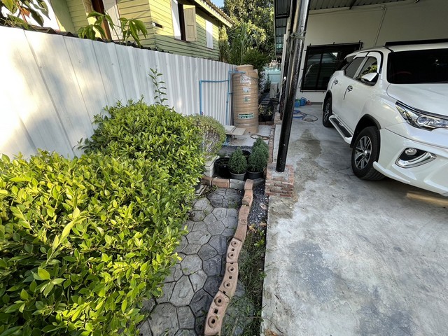 ขายที่ดินพร้อมสิ่งปลูกสร้างเนื้อที่รวม 50 ตารางวา เข้าทางถนนลำลูกกา ถ.เลียบคลองสาม ถ.รังสิตธัญบุรี