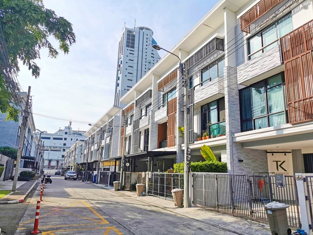 ติดถนนบางนา-ตราด กม. 5 เงียบสงบ เซ็นทรัล บางนา 2 กม. ให้เช่าโฮมออฟฟิศ 3 ชั้น 23 ตรว. กว้าง 5.5 ม.  5แอร์  223 ตรม. รพ. ไทยนครินทร์ 3นอน 4น้ำ