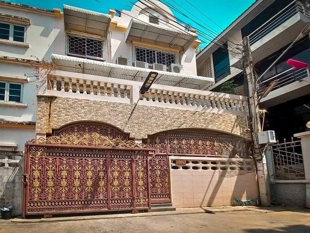 ขายทาวโฮม เนื้อที่ 30 ตารางวา 5 ห้องนอน 5 ห้องน้ำใกล้ถนนใหญ่เพียง 200 เมตร  หลังมุม ย่านจรัญสนิทวงศ์