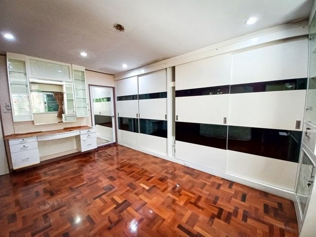 ขายทาวโฮม เนื้อที่ 30 ตารางวา 5 ห้องนอน 5 ห้องน้ำใกล้ถนนใหญ่เพียง 200 เมตร  หลังมุม ย่านจรัญสนิทวงศ์