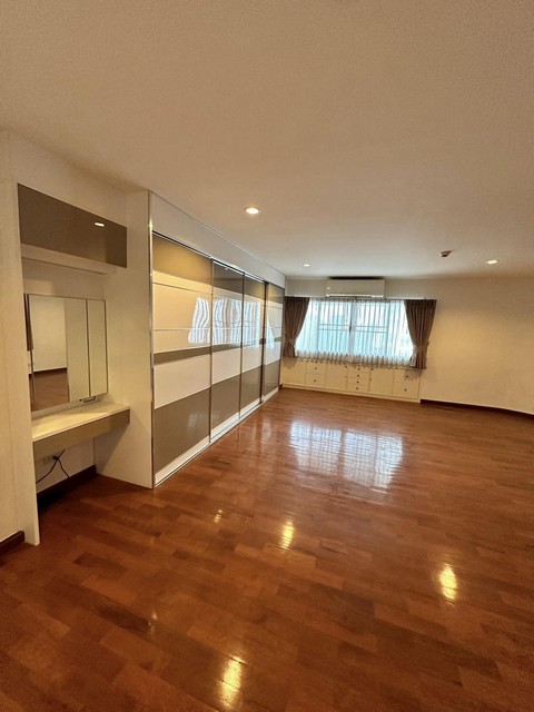 ให้เช่าคอนโดมิเนียมหรู 3 ห้องนอน ใจกลางเมือง พร้อมวิวสุดอลังการ  Towerpark Condo BTS นานา