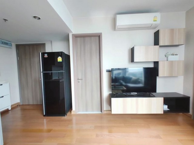 TEL :088-559 5199 คุณเอLine: https://line.me/ti/p/C0eGe0whLXให้เช่าคอนโด มารีน่า เบย์ฟร้อนท์ คอนโดริมทะเล สไตล์รีสอร์ทหรู ติดถนนใหญ่ เดินทางสะดวกสบายวิวภูเขาธรรมชาติ มองเห็นทะเลห้องหัวมุม ชั้น20 วิวทะเล ตกแต่งครบ พื้นที่48 ตร.มขนาด 1 ห้องนอน 1 ห้องน้ำ1 ห้องรับแขก 1 ครัว 1 ระเบียงตกแต่งบิ้วอินอย่างสวยหรู เฟอร์นิเจอร์อย่างดี  เครื่องใช้ไฟฟ้าใหม่ครบสิ่งอำนวยความสะดวกภายในโครงการห้องโถง Lobby พร้อม