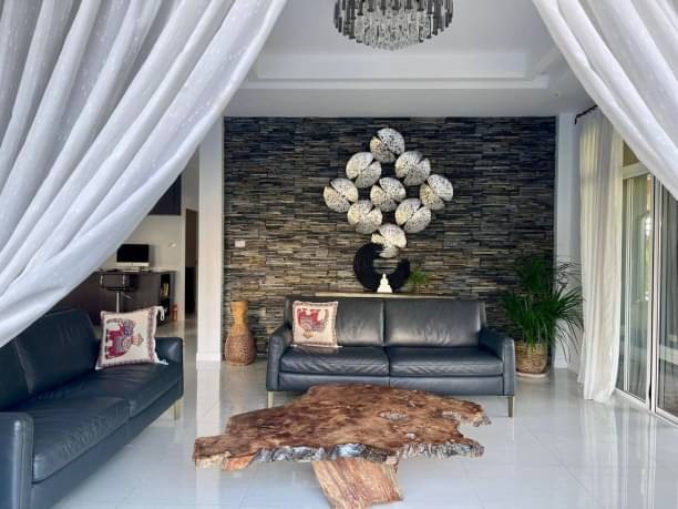 ขายพร้อมผู้เช่า 13.9 ล้าน 112.5 ตรว. 4 นอน 5 น้ำ บ้านพูลวิลล่า 2 ชั้น โซนสันกำแพง เฟอร์นิเจอร์ครบ บิ้วอินทั้งหลัง มีสวนสวยรอบบ้าน