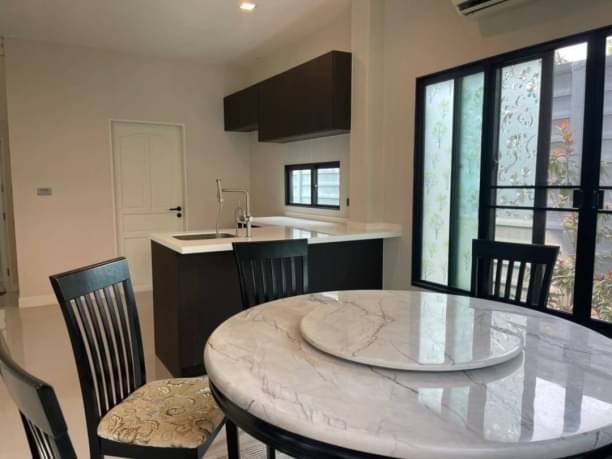 ขายด่วน ขายขาดทุน 6.9 ล้าน เนื้อที่ 60 ตรว. โซนสันทราย บ้านเดี่ยว 2 ชั้น สไตล์โมเดิร์นล้านนา โครงการดี มีคุณภาพ ร่มรื่น น่าอยู่มาก