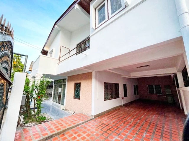 โรงเรียนนานาชาติ เซนต์มาร์ค ม.เกษมบัณฑิต พัฒนาการ33-41 MRT คลองกลันตัน ตลาดเสรีมาร์เก็ต  ให้เช่าบ้านเดี่ยว 2 ชั้น 52ตรว. 170ตรม. 21,999B-M พร้อมอยู่ 3นอน 4น้ำ 2จอดรถ 4แอร์Kasem Bundit University Phatthanakan33-41 MRT Khlong Kelantan Talad Seri Market 2-storey detached house for rent 52sq.wa. 170sq.m. 21,999B-M ready to move in 3bed 4bath 2parking 4A/C St. Marks International School.ซ.พัฒนาการ33-41 ถ.พัฒนาการ แขวงสวนหลวง เขตสวนหลวง กรุงเทพมหานคร 1025052ตรว.                  52sq.wa.170ตรม.                      170sq.m.เหมาะสำหรับ อยู่อาศัย 3 ห้องนอน 4 ห้องน้ำ1 ห�