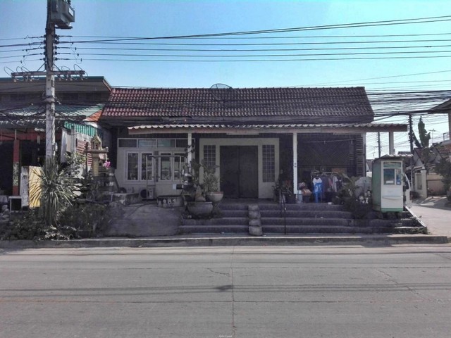   รายละเอียดเพิ่มเติม Code ID :  PAP6-0494  ราคาขาย 4,000,000  บาท- ขนาดพื้นที่ : 54 ตรว. - พื้นที่ใช้สอย :  196 ตรม. - จำนวนห้อง :    2 ห้องนอน 2 ห้องน้ำ- ที่จอดรถ :  1 คัน- บ้านหันทางทิศ :  เหนือ พิกัดทรัพย์ :  https://maps.app.goo.gl/yiBgxLqiZk326W6z6    สถานที่ใกล้เคียง- ใกล้  วัดใหญ่สุขัง- ใกล้  โรงเรียนบ้านสุขัง- ใกล้  ตาหนอมนกเกษตร- ใกล้  วัดน้อยสุขังสอบถามเพิ่มเติม/นัดชมโทร. 097-419-5982(พลอย)โทร. 096-932-4624(ออมสิน)Line : @panaya (มี@ด้านหน้า)ปรึกษาสินเช�