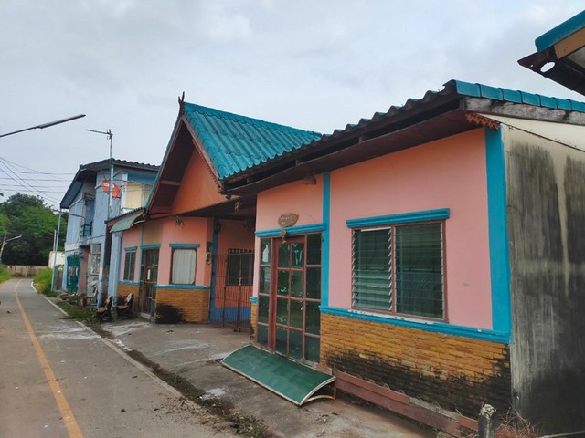   รายละเอียดเพิ่มเติม Code ID :  PAP8-0265  ราคาขาย 2,480,000   บาท- ขนาดพื้นที่ :  156 ตรว.  - พื้นที่ใช้สอย :  413.7 ตรม. - จำนวนห้อง :   ห้องแถว- ที่จอดรถ :    1 คัน- บ้านหันทางทิศ :  เหนือ พิกัดทรัพย์ :  https://maps.app.goo.gl/o5DtLNMTvbRgbfjCA    สถานที่ใกล้เคียง- ใกล้  แม็คโคร ฟู้ดเซอร์วิส หัวทะเล- ใกล้  ดูโฮม สาขา นครราชสีมา- ใกล้  โลตัส โคราช 2- ใกล้  ไทวัสดุ สาขานครราชสีมา2สอบถามเพิ่มเติม/นัดชมโทร. 097-419-5982(พลอย)โทร. 096-932-4624(ออมสิน)Line : @panaya (มี@ด�