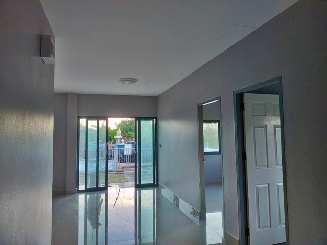 รายละเอียดเพิ่มเติม Code ID :  PAPT5_032   ราคาขาย  2,200,000  บาท- ขนาดพื้นที่ : 50 ตรว.  - พื้นที่ใช้สอย : 99.6 ตรม.  - จำนวนห้อง :   2 ห้องนอน 2 ห้องน้ำ  - ที่จอดรถ :   1 คัน- บ้านหันทางทิศ :  ตะวันตกเฉียงใต้ พิกัดทรัพย์ :  https://maps.app.goo.gl/CCP5LoFtXbegjjRu8    สถานที่ใกล้เคียง- ใกล้  ตลาดสระครก- ใกล้  โลตัส จอหอ- ใกล้  บุญถาวร เซ็นทรัลโฮม- ใกล้  สวนสาธารณะ จอหอสอบถามเพิ่มเติม/นัดชมโทร. 097-419-5982(พลอย)โทร. 096-932-4624(ออมสิน)Line : @panaya (มี@ด้านหน้า)ปร�