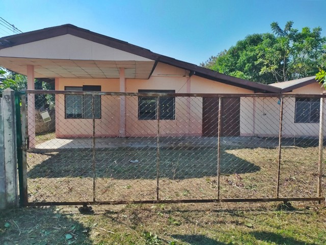 รายละเอียดเพิ่มเติม Code ID :  PAP3-0595  ราคาขาย  909,000  บาท- ขนาดพื้นที่ :  135 ตรว.  - พื้นที่ใช้สอย :  144.99 ตรม. - จำนวนห้อง :   2 ห้องนอน 2 ห้องน้ำ - ที่จอดรถ :   1 คัน- บ้านหันทางทิศ :  เหนือ พิกัดทรัพย์ :  https://maps.app.goo.gl/ZTmTRDnpMoPemJY38    สถานที่ใกล้เคียง- ใกล้  โรงเรียนบ้านหนองคอม- ใกล้  วัดหนองขาม- ใกล้  โรงพยาบาลบัวลาย- ใกล้   สถานีรถไฟ หนองบัวลาย สอบถามเพิ่มเติม/นัดชมโทร. 097-419-5982(พลอย)โทร. 096-932-4624(ออมสิน)Line : @panaya (มี@ด้านหน้า)�