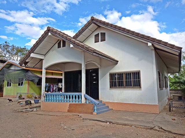   รายละเอียดเพิ่มเติม Code ID :  PAP4-0376  ราคาขาย  630,000  บาท- ขนาดพื้นที่ :  83 ตรว.- พื้นที่ใช้สอย :  77 ตรม. - จำนวนห้อง :   2 ห้องนอน 2 ห้องน้ำ  - ที่จอดรถ :    1 คัน- บ้านหันทางทิศ :  ใต้ พิกัดทรัพย์ :  https://maps.app.goo.gl/LEM8yrH6e9sejhUq8    สถานที่ใกล้เคียง- ใกล้  โรงพยาบาลชุมพวง- ใกล้  โรงเรียนชุมพวงศึกษา- ใกล้  วัดประชาชุมพวง- ใกล้   PTT Station ปตท.ชุมพวง สอบถามเพิ่มเติม/นัดชมโทร. 097-419-5982(พลอย)โทร. 096-932-4624(ออมสิน)Line : @panaya (มี@ด้านหน้า)ปรึกษ�