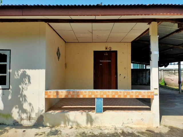   รายละเอียดเพิ่มเติม Code ID :  PAP4-0337  ราคาขาย 500,000  บาท- ขนาดพื้นที่ :  68 ตรว. - พื้นที่ใช้สอย : 127.5 ตรม.  - จำนวนห้อง :  2 ห้องนอน 1 ห้องน้ำ  - ที่จอดรถ :   2 คัน- บ้านหันทางทิศ :  ตะวันออกเฉียงใต้ พิกัดทรัพย์ :  https://maps.app.goo.gl/yiBgxLqiZk326W6z6    สถานที่ใกล้เคียง- ใกล้  โลตัส ปักธงชัย- ใกล้  โรงเรียนบ้านเมืองปักสามัคคี- ใกล้  ตลาดสดเทศบาลเมืองเมืองปัก- ใกล้  ตลาดวัดโพธิ์เมืองปักสอบถามเพิ่มเติม/นัดชมโทร. 097-419-5982(พลอ�