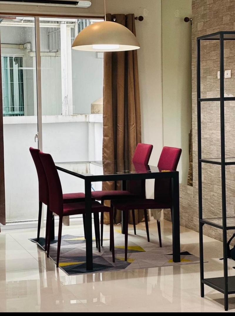 ให้เช่าบ้านกลางเมือง S Sense ซอยศรีนครินทร์ บ้าน 3 ชั้น ตกแต่งพร้อมหิ้วกระเป๋าเข้าอยู่ได้เลย3 นอน 3 น้ำ 2 ห้องนั่งเล่น กว้างขวางมากจอดรถในรั้วบ้านได้ 1 คัน หน้าบ้านอีก 1 คัน-ใกล้ห้างสรรพสินค้าพาราไดซ์พาร์ค-ซีคอนศรีนครินทร์-โลตัส-โรงพยาบาลศิครินทร์-โรงพยาบาลสมิติเวชศรีนครินทร์-โรงดรียนเซนต์โยเซฟบางนา-เส้นทางเชื่อมอ่อนนุช สุขุมวิท บางนา ถนนเฉลิมพระเกียรติ พระร