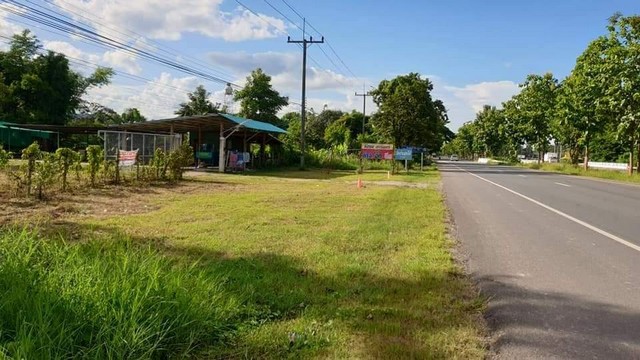 ประกาศขายที่ดิน ต.ป่าแฝก อ.แม่ใจ จ.พะเยาขนาด 3 ไร่ 1 งาน 20 ตร.วาที่สวยมาก พิกัด AH2https://maps.app.goo.gl/6taehYecMLuwPh5x7**  ติดถนนสายเอเชีย พหลโยธิน ฝั่งมุ่งหน้าเข้า เชียงราย** มีไฟฟ้า และ ประปา เรียบร้อย **** พื้นที่บางส่วนเคยทำเป็น ล้าง อัด ฉีด** ถมที่เท่าถนนแล้วประมาณ 1 ไร่ **** ในพื้นที่มีบ้าน 1 ห้องนอน 1 หลัง พร้อมห้องน้ำหนึ่ง 1 ห้อง** ชุมชนน่าอยู่ ใกล้ รพ.ชุมชน / ป้อมตำรวจป่าแฝก (เดินไปเยี่ยมคุณตำร