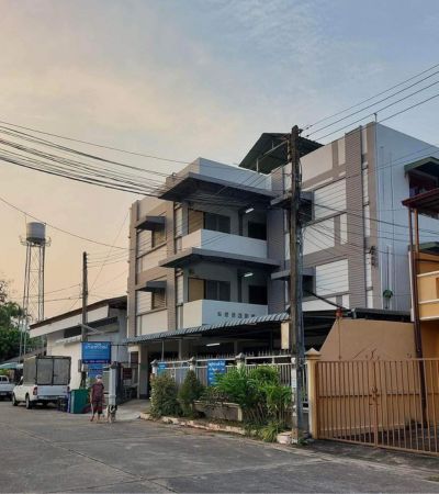 หอพัก 3 ชั้นครึ่ง มีดาดฟ้าเห็นวิวดอย ใกล้นิมมาน ใกล้ห้างเมญ่า  พร้อมคนดูแลพร้อมดำเนินกิจการได้เลย  ทำเลดี ผู้เช่าเต็ม!! ย่านนักศึกษา 