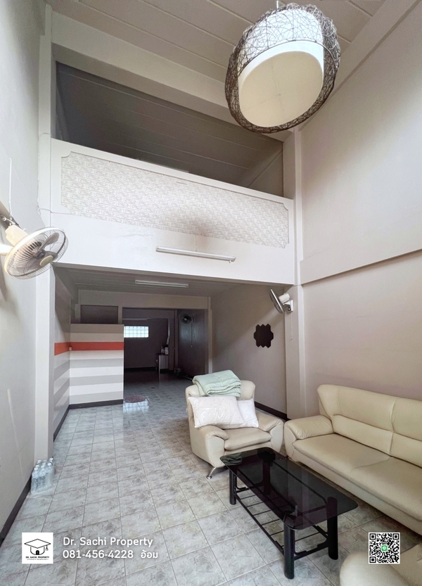 Property ID : M08236อาคารพาณิชย์ ทำเลดีมาก ใจกลางเมืองพะเยา ใกล้แหล่งท่องเที่ยว กว๊านพะเยา– เนื้อที่ 17.6 ตรว. อาคารสูง 2 ชั้นครึ่ง (มีดาดฟ้า)– หน้ากว้าง 4 ม. ลึก 17.5 ม.– พท.ใช้สอย 270 ตร.ม.– 1 ห้องนอน, 2 ห้องน้ำ– หน้าบ้าน หัน ทิศตะวันตก– มีพื้นที่สำหรับกั้นห้อง และพื้นที่ด้านหลังอาคาร– ถนนซอยกว้าง 7 ม.– ที่จอดรถ หน้าบ้าน 1 คัน——————————————————–: : ลักษณะเด่น : :– โครงสร้างตึกแข็งแรง สถาพให