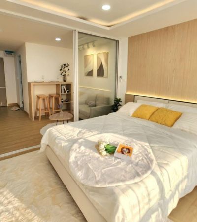 SALE 1.69 ล้านบาทคอนโดทำเลทอง JC Hill Place เจ็ดยอดห้องสวย สไตส์ cozy minimal กั้นห้องเรียบร้อยพิเศษแถมฟรี! เครื่องซักผ้าฝาหน้า และเครื่องอบผ้า.ห้อง 1 Bedroom ขนาด 32.99 ตรม. ชั้น 14ห้องตกแต่งสวย ฟังก์ชั่นครบจัดเต็มเฟอร์นิเจอร์บิ้วอิน Fully Furnished เครื่องใช้ไฟฟ้าครบ พร้อมเข้าอยู่ระบบไฟฟ้าและสุขภัณฑ์เปลี่ยนใหม่ทั้งหมดทำเลดีมาก ใกล้ มช., มทร.ล้านนาใกล้ร้านอาหารเยอะ ติดเจ็ดยอดพลาซ่า.อุปกรณ์ไฟฟ