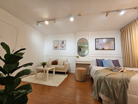 sss402 ขาย คอนโด ลุมพินี คอนโดทาวน์ ร่มเกล้า – สุวรรณภูมิ Lumpini Condotown Romklao-Suvarnabhumiที่ตั้งถนนร่มเกล้า แขวงคลองสามประเวศ เขตลาดกระบัง กรุงเทพฯขนาด 21.54 ตารางเมตรตึกบี 2 ชั้น 4 ฝั่งที่จอดรถ ไม่ร้อน เฟอร์ครบ พร้อมเข้าอยู่ ตกแต่งใหม่ สถานที่สำคัญใกล้เคียง1. สถานีรถไฟฟ้า Airport Link – 1.2 กม.2. สนามบินสุวรรณภูมิ – 6.0 กม.3. The Paseo Mall – 3.8 กม.4. สถาบันเทคโนโลยีพระจอมเกล้าลาดกระบัง – 5.0 กม.5. มหาวิทยาลัยเกษมบั