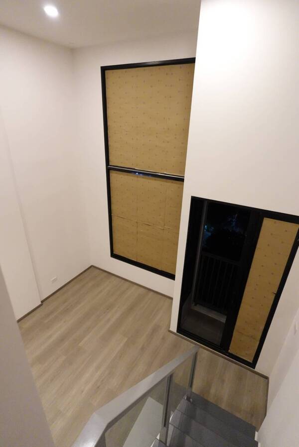 ขายดาวน์ขาดทุน 420,000 บาท SOHO BANGKOK Ratchada ห้อง Duo Space ขนาดห้อง 24.8 ตร.ม. เพดานสูง 4.2 เมตร ห่างจาก MRT ห้วยขวาง 200 เมตร ขายดาวน์ 420,000 บาท ( ขายขาดทุน )ราคาหน้าสัญญา 5,176,202หักเงินดาวน์ครบแล้ว 464,800 บาทชำระวันโอนกรรมสิทธิ์ 4,711,402 บาทสนใจติดต่อ โทร 082 556 4414 พีทไลน์ไอดี thepeatbrandหรือ https://line.me/ti/p/OjEuut271fRealty One Estate (Thailand) Co.,Ltd.(ในสังกัดสมาคมนายหน้าอสังหาริมทรัพย์ไทย)ค่าโอนคนละครึ่งกับโครงการฟรีค่าเปลี่ยนชื่อในสัญญา*โครงกา