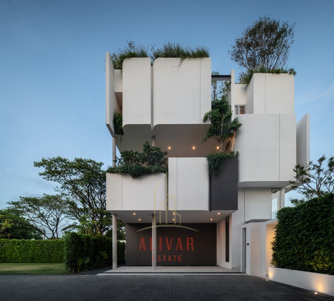 SH030224 ขายบ้านเดี่ยว 5 ชั้นพร้อมลิฟต์ในตัว ARQ10 พระรามเก้า-กรุงเทพกรีฑาขายเพียง 44 ล้านบาทรายละเอียด- ขนาดที่ดิน 50.9 ตรว. - พื้นที่ใช้สอย 470 ตรม. - 3 ห้องนอน 5 ห้องน้ำ - 1 ห้องนอนแม่บ้าน 1 ห้องน้ำแม่บ้าน- ลิฟต์ ส่วนตัว- สระน้ำ พร้อมระบบนวดด้วยน้ำ- สวนดาดฟ้า- จอดรถ 3 คัน- บ้านเปล่าไม่มีเฟอร์นิเจอร์*มีความพิเศษด้านสถาปัตยกรรม โดยเน้นความละเอียดของงานออกแบบเป็นหลัก เพื่อให้บ้านเป