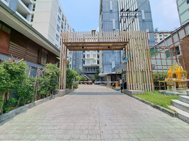   รายละเอียดเพิ่มเติม Code ID : AP 2065  ราคาขาย 1,316,700  บาท- พื้นที่ใช้สอย :  20.8 ตารางเมตร  - จำนวนห้อง :   1 ห้องนอน 1 ห้องน้ำ พิกัดทรัพย์ : https://maps.app.goo.gl/t8BbTvZxFy1sVGjRA    สถานที่ใกล้เคียง- ใกล้คอน บางแค/เดอะมอลล์ บางแค/- ใกล้ตลาดบางแค/มหาวิทยาลัยสยาม - ใกล้/โรงพยาบาลเพชรเกษม 2- ใกล้/เทสโก้ โลตัส บางแค สอบถามเพิ่มเติม/นัดชมโทร. 097-419-5982(พลอย)โทร. 096-932-4624(ออมสิน)Line : @panaya (มี@ด้านหน้า)ปรึกษาสินเชื่อฟรี One Stop Service ดูแลตั้ง�