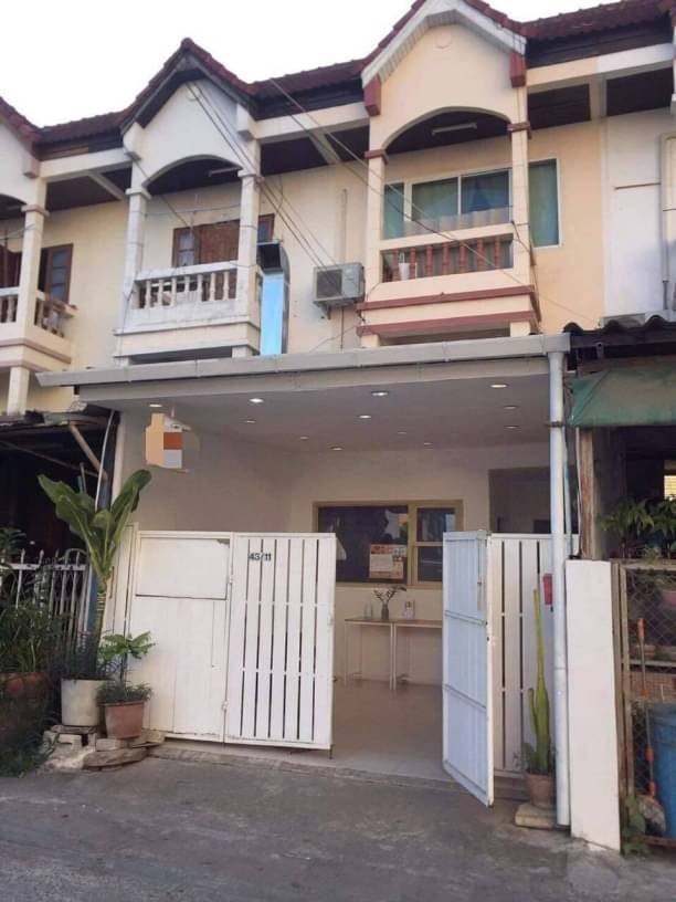โซนสุเทพ ขาย 3.8 ล้าน ทาวน์โฮม 2 ชั้นครึ่ง หลังมช. ทำเลดี ห่างถนนใหญ่ 200-300 เมตร รีโนเวทแล้ว จะปรับปรุงเพิ่มก็ได้