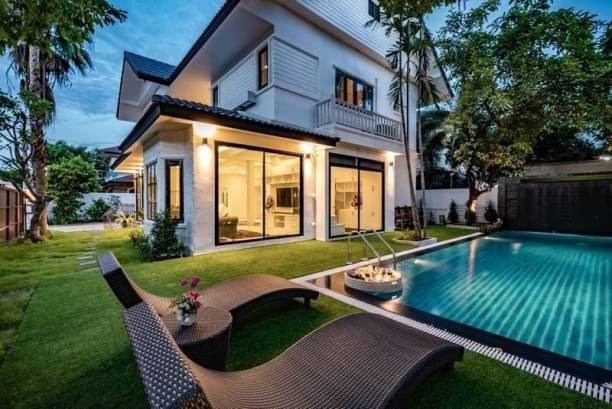 ให้เช่า 76,000 บาท/เดือน ขาย 16 ล.เท่านั้น บ้านพูลวิลล่า 2 ชั้น ตกแต่งสวยหรู สไตล์โมเดิร์น เฟอร์นิเจอร์ครบ พร้อมอยู่ น่าอยู่ เงียบสงบ