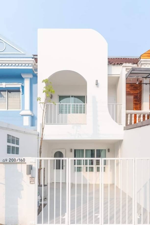 ให้เช่า 20,000 บาท/เดือน ขายเพียง 2.59 ล.เท่านั้น 19 ตรว. ทาวน์โฮม 2 ชั้น ทำเลใจกลางเมืองเชียงใหม่ ​สไตล์มินิมอล ตกแต่งพร้อมเฟอร์ครบตามรูป