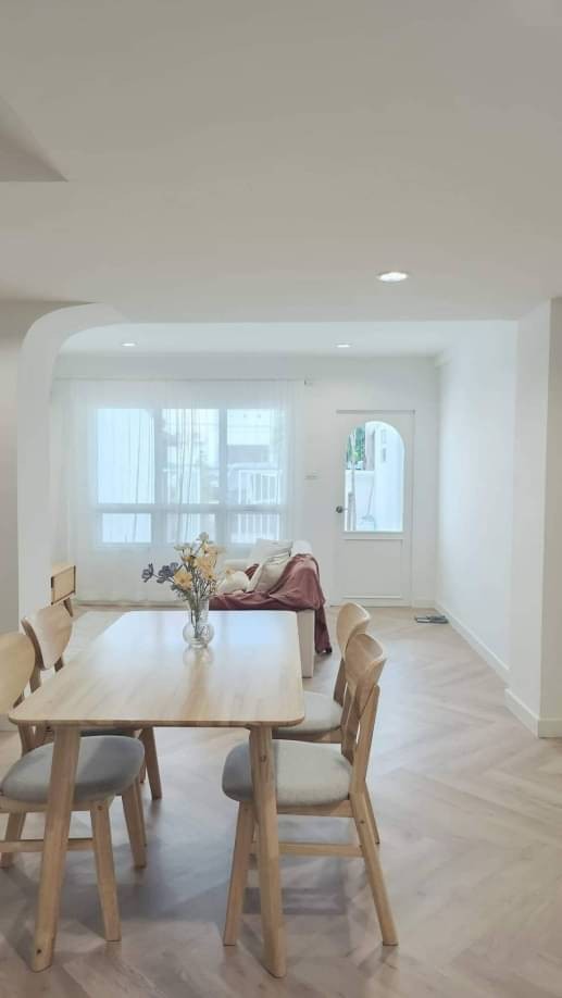 ให้เช่า 20,000 บาท/เดือน ขายเพียง 2.59 ล.เท่านั้น 19 ตรว. ทาวน์โฮม 2 ชั้น ทำเลใจกลางเมืองเชียงใหม่ ​สไตล์มินิมอล ตกแต่งพร้อมเฟอร์ครบตามรูป