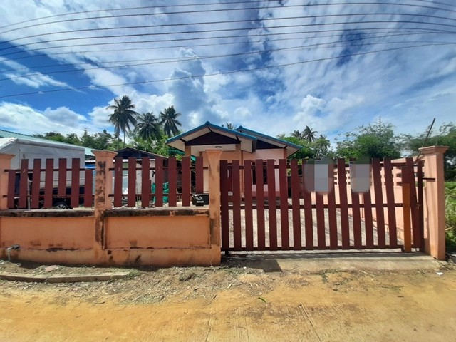 รายละเอียดเพิ่มเติมCode ID : PAP-8-0228ราคาขาย      520,000 บาท- ขนาดพื้นที่ :  50 ตร.ว - พื้นที่ใช้สอย :   116 ตรม.- จำนวนห้อง : - ห้องนอน - ห้องน้ำ- ที่จอดรถ :     1-2 คัน- บ้านเดี่ยว   :  1 ชั้น- บ้านเดี่ยวหันทางทิศ : -พิกัดทรัพย์ :   https://maps.app.goo.gl/KBtMic2D92ADLh6V9สถานที่ใกล้เคียง- ใกล้วัดศิลาดอกไม้- ใกล้โรงเรียนบ้านโตกใต้- ใกล้วัดอินทร์เจริญ- ใกล้วัดทุ่งแคสอบถามเพิ่มเติม/นัดชมโทร. 097-419-5982(พลอย)โทร. 096-932-4624(ออมสิน)Line : @panaya (มี@ด้านห�