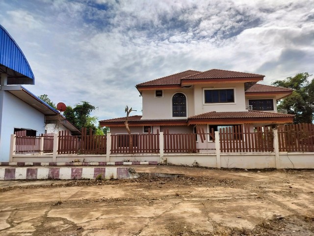 รายละเอียดเพิ่มเติมCode ID : PAP-2-0180 ราคาขาย      7,126,212 บาท- ขนาดพื้นที่ :  1,456 ตร.ว (3 ไร่ / 2 งาน / 56 ตร.ว)- พื้นที่ใช้สอย : 2,836 ตรม.- จำนวนห้อง : - ห้องนอน - ห้องน้ำ- ที่จอดรถ :     1-2 คัน- โรงงานพร้อมที่ดิน  :  2 ชั้น- โรงงานพร้อมที่ดินหันทางทิศ : -พิกัดทรัพย์ :   https://maps.app.goo.gl/mM1r5FY3ts4i1CeA7สถานที่ใกล้เคียง- ใกล้วัดกระบังมังคลาราม- ใกล้วัดหอกลอง- ใกล้วัดคุ้งใหญ่- ใกล้โรงเรียนวัดเหล่าขวัญสอบถามเพิ่มเติม/นัดชมโทร. 097-419