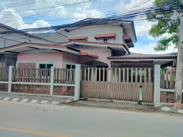 รายละเอียดเพิ่มเติมCode ID : PAP-2-0181 (L4_2_0181_G01)ราคาขาย      10,267,158 บาท- ขนาดพื้นที่ :  447.10 ตร.ว (1 ไร่ / 47.10 ตร.ว)- พื้นที่ใช้สอย : 751.50 ตรม.- จำนวนห้อง : - ห้องนอน - ห้องน้ำ- ที่จอดรถ :     1-2 คัน- บ้านครึ่งตึกครึ่งไม้  :  2 ชั้น- บ้านครึ่งตึกครึ่งไม้หันทางทิศ : -พิกัดทรัพย์ :   https://maps.app.goo.gl/wXD2Z7CmLcrRxqV76สถานที่ใกล้เคียง- ใกล้บิ๊กซี พิษณุโลก- ใกล้อินเด็กซ์ ลิฟวิ่งมอลล์ สาขาพิษณุโลก- ใกล้โลตัส พิษณุโลก 1 (โคกช้าง)- ใกล้แม็คโค