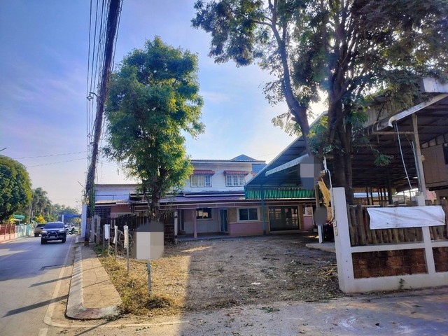 รายละเอียดเพิ่มเติมCode ID : PAP-2-0181 (L4_2_0181_G02)ราคาขาย      2,900,000 บาท- ขนาดพื้นที่ :  104 ตร.ว (1 งาน / 4 ตร.ว)- พื้นที่ใช้สอย :  454.75 ตรม.- จำนวนห้อง : - ห้องนอน - ห้องน้ำ- ที่จอดรถ :     1-2 คัน- บ้านครึ่งตึกครึ่งไม้  :  2 ชั้น- บ้านครึ่งตึกครึ่งไม้หันทางทิศ : -พิกัดทรัพย์ :   https://maps.app.goo.gl/c9GokDULET1q7dsU9สถานที่ใกล้เคียง- ใกล้โฮมโปร พิษณุโลก- ใกล้อินเด็กซ์ ลิฟวิ่งมอลล์ สาขาพิษณุโลก- ใกล้โลตัส พิษณุโลก 1 (โคกช้าง)- ใกล้แม็คโคร ฟ