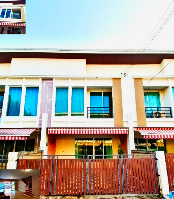 เดอะ พาซิโอ มอลล์  โรบินสัน ลาดกระบัง ให้เช่าทาวน์โฮม 2 ชั้น บ้านกลางเมือง  ทำเลทอง  21ตรว. 145ตรม. พร้อมเฟอร์ 3นอน 2น้ำ 