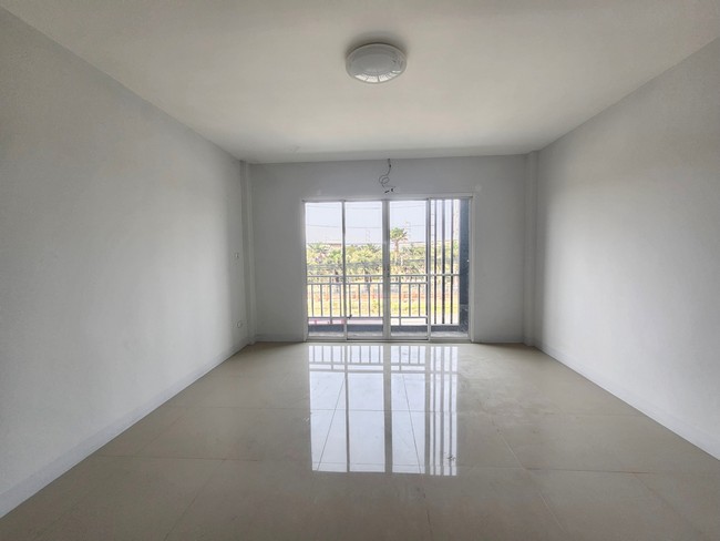 sss461 ขาย ตึกแถว อาคารพาณิชย์ 3.5 ชั้น ถนนบ้านเก่า อ.พานทอง   ใกล้นิคมอมตะนคร