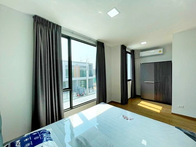 ส่วนกลางอลังการ 6นอน  เมกะ บางนา ให้เข่าทาวน์เฮาส์ 2 ชั้น 2หลัง 48ตรว. 400ตรม.4น้ำ 4จอดรถ รักสัตว์ รับชาวต่างชาติ ทำเลดี