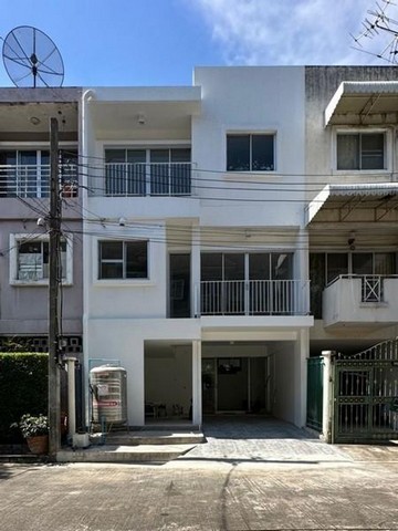 [B910]ให้เช่า 22k ทาวน์โฮม ออฟฟิศเล่นระดับ Private Villa ไพรเวทวิลล่า นวมินทร์135 เขตบึงกุ่ม หลังบ้านวิวสวนและสระว่ายน้ำทาวน์โฮม 2 ชั้นครึ่ง 27 ตร.วา พื้นที่ใช้สอย 200 ตร.ม. หน้ากว้าง 6 เมตร ลึก 18 เมตร 2 ที่จอดรถ 3 ห้องนอน 3 ห้องน้ำ  ไม่มีเฟอร์นิเจอร์ แอร์ 1เครื่อง(มีแอร์หนึ่งตัวห้องนอนใหญ่)22,000.-/เดือน สัญญาขั้นต่ำ 1 ปี ประกัน 2 เดือน ล่วงหน้า 1 เดือนTEL: 095-940-6781 LINE: @500lkyco https://lin.ee/r1A21Uzนวมินทร์ 135 ถนน นวมินทร์