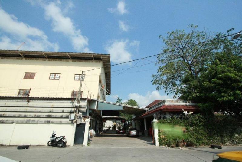 ให้เช่าโกดังพร้อมออฟฟิศ ใกล้ BTSแบริ่ง ถนนลาซาล บางนา พื้นที่ใช้สอยรวม 1,600 ตารางเมตร. มีใบรง.1 จอดรถได้ 10-12 คัน