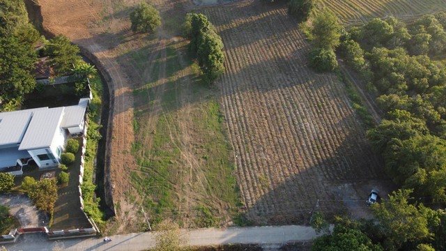 ขายที่ดิน อำเภอดอยสะเก็ด จังหวัดเชียงใหม่ จำนวน 8 ไร่ 76 ตารางวา##รายละเอียดทรัพย์-ที่ดินขนาด 8 ไร่ 76 ตารางวา ตั้งอยู่ซอยชัยยาวาส ตำบลป่าป้อง อำเภอดอยสะเก็ด จังหวัดเชียงใหม่-ที่ดินติดถนนซอยในย่านชุมชน ห่างจากถนนใหญ่เพียง 500 เมตร-มีน้ำ ไฟฟ้า ประปาหมู่บ้าน และมีคลองส่งน้ำชลประทาน ไหลผ่าน ***ราคาเพียงไร่ละ 2 ล้านบาท รวมทั้งหมด 16 ล้านบาท (เจ้าของขายเองค่าโอนคนละครึ