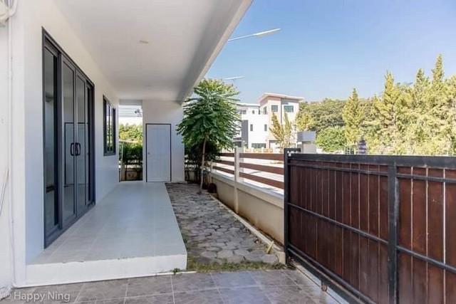 ขาย/ให้เช่า บ้านเดี่ยวให้เช่าในเมือง เฟอร์นิเจอร์ครบ พร้อมเข้าอยู่ได้เลยบ้านเลขที่ 156/55 หน้าบ้านหันทางทิศตะวันออกเฉียงเหนือ ฮวงจุ้ยดีมากเนื้อที่ 60 ตารางวา พื้นที่ใช้สอย 255 ตารางเมตร แปลงหัวมุมตรงข้ามบ้านไม่มีสิ่งปลูกสร้าง ลักษณะบ้าน บ้านชั้นเดียว3 ห้องนอน 2 ห้องน้ำ 1 ห้องครัว 1 ห้องรับแขก โถงกลางกว้างขวาง- สามารถทำโฮมออฟฟิศได้- เลี้ยงหมาได้ แต่ไม่รับแมวนะค