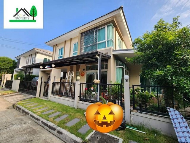 ขายบ้านเดี่ยวดอนเมือง คาซ่าวิลล์ ดอนเมือง-สรงประภา (Casa Ville Donmuang-Songprapa)ขนาด 53 ตรว พื้นที่ใช้สอย 156 ตรม  4 ห้องนอน 4 ห้องน้ำ ที่จอดรถ 2 คัน****ราคา 7,900,000 บาท ค่าโอน50/50สนใจจริงต่อรองได้ #สนใจติดต่อ เก๋ 094-5464264*แถมฟรี- ผ้าม่านทั้งหลัง- วอลเปเปอร์ทั้งหลัง- แอร์ 4 ตัว- เฟอร์นิเจอร์- เครื่องทำอุ่น 3 เครื่อง*สิ่งอำนวยความสะดวกในโครงการ- Club House หรู สไตล์ Modern Chic - สระว่ายน้ำขนาดใหญ่ ระบบน้ำเกลือ- ฟิตเน
