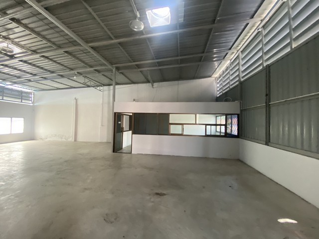 ให้เช่าโกดัง นวลจันทร์  พท 266  ราคา 60,000 ติดต่อ  คุณเจี๊ยบ  Tel. 093  678 5948   Tel. 094  448  5038  id  : jeab_chick