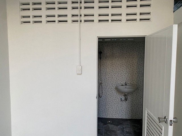 ให้เช่าโกดัง นวลจันทร์   พท166  ราคา35,000 Tel. 093  678 5948  Tel. 094  448  5038