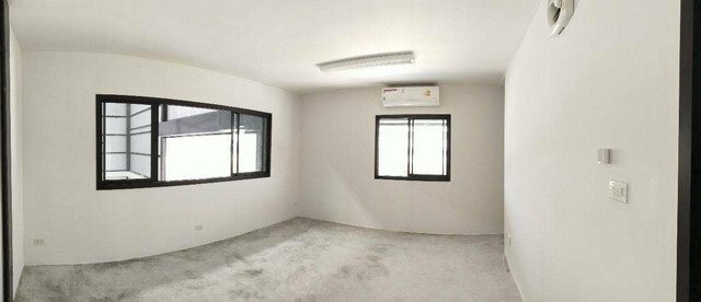 ให้เช่าโกดัง  ลาดกระบัง  บางพลี   สมุทรปราการ พท 300 ราคา  50,000 คุณเจี๊ยบ  Tel. 093  678 5948   Tel. 094  448  5038