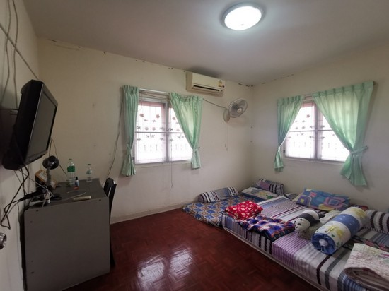 ขายด่วนทาวน์เฮาส์ 2 ชั้น รีโนเวทแล้ว ขนาด 17 ตร.ว หมู่บ้านอมรพัน  ดอนเมือง กรุงเทพ 